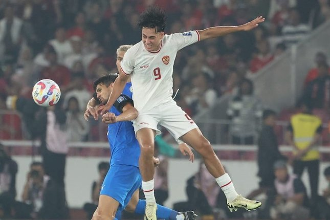 Rafael Struick mencoba memenangkan duel udara melawan bek Filipina, Selasa (11/6/2024) (c) Bola.net/M Iqbal Ichsan