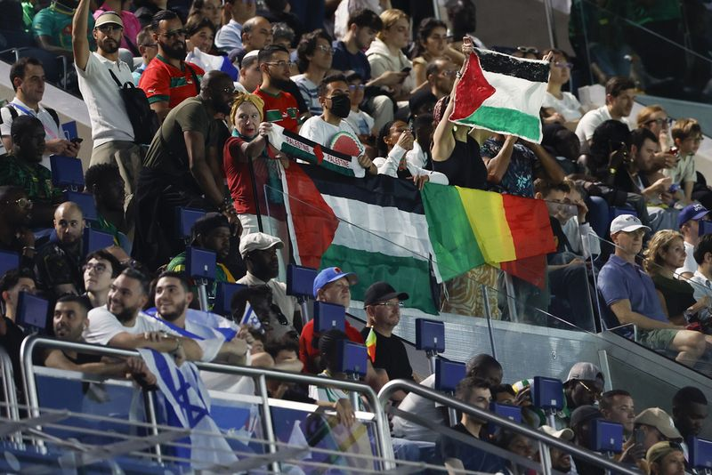Bendera Palestina berkibar setiap kali Timnas Israel bermain (Foto: AP/Aurelien Morissard)